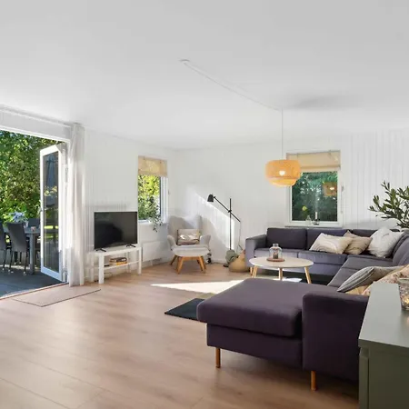 Summer House Centrally Located In The Heart Of Hornbk