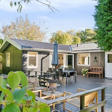 Summer House Centrally Located In The Heart Of Hornbk Holiday home