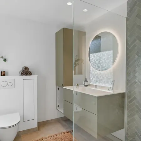 Newly Renovated And Modern Near The